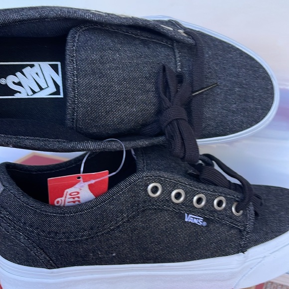 Vans WMNS Chukka Low (Denim) Black/Pewter/White
VN0A38CGRY8
Sneakers - Picture 15 of 16